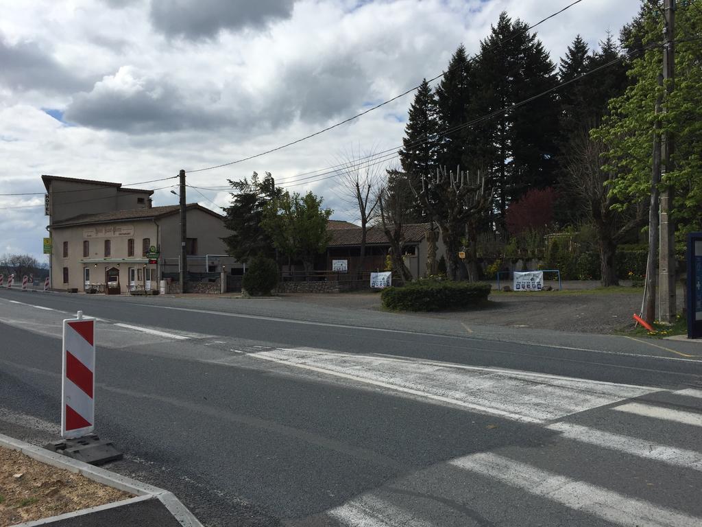 Hotel Saint Pierre Les Sauvages  Buitenkant foto
